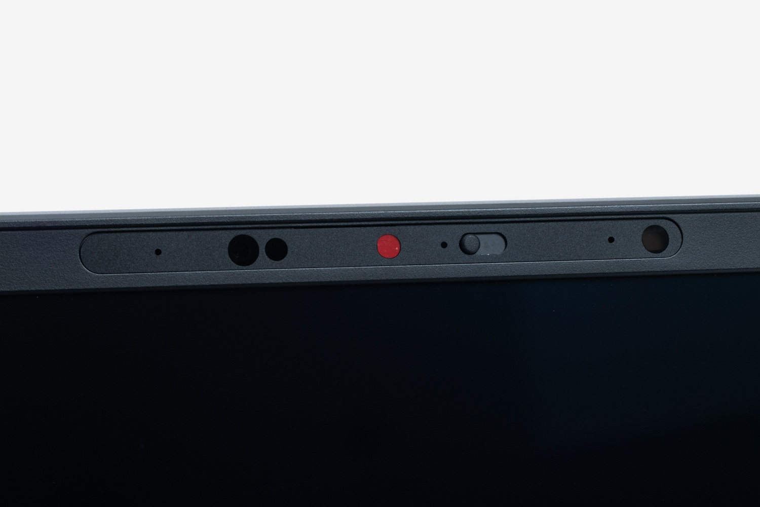 上部には207万画素のWebカメラとマイクを搭載。物理シャッターも備える