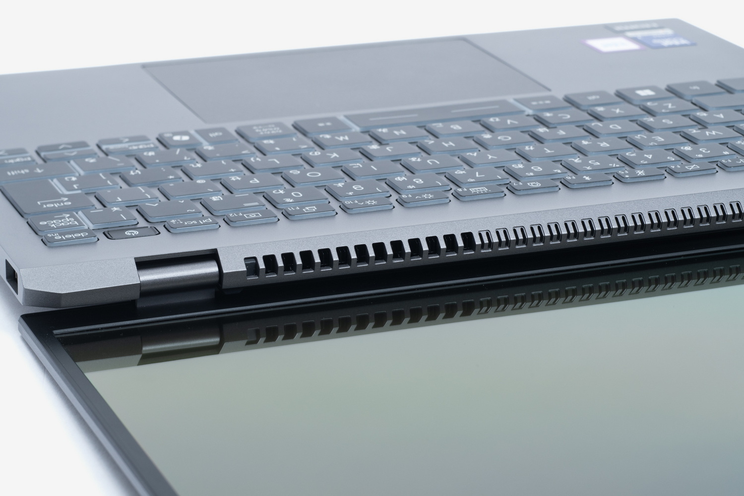 底面から吸気して背面から排気するシステム。負荷がかかるベンチマークを実行した際にもそれほど熱くならなかったため、薄型でも冷却力は十分と言ってよさそうだ