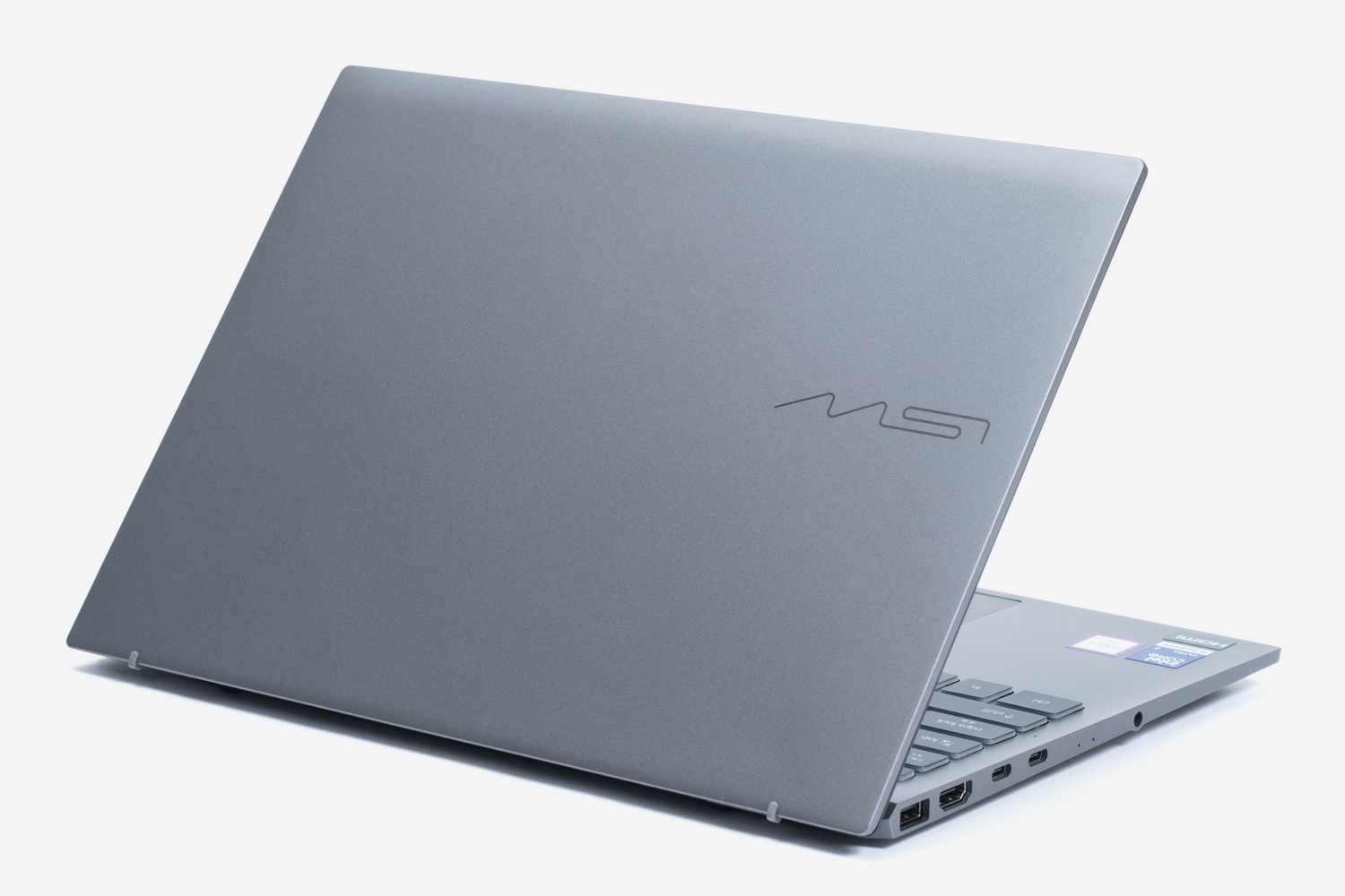 閉じた状態での本体の薄さは15.9mmとかなり薄い。899gの軽さと相まってラクに持ち運べる