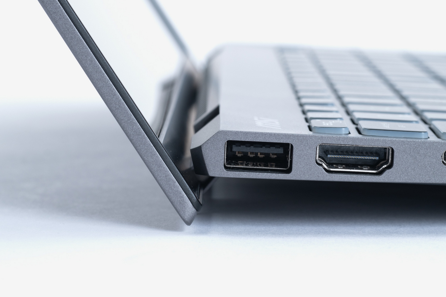 ディスプレイを開くとヒンジ部が持ち上がり、入力しやすい角度を作る。熱がこもるのを避ける狙いもあるだろう