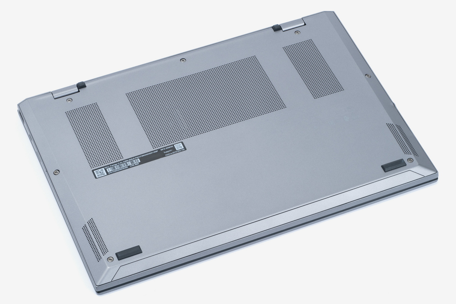 底面から吸気して背面から排気するシステム。負荷がかかるベンチマークを実行した際にもそれほど熱くならなかったため、薄型でも冷却力は十分と言ってよさそうだ