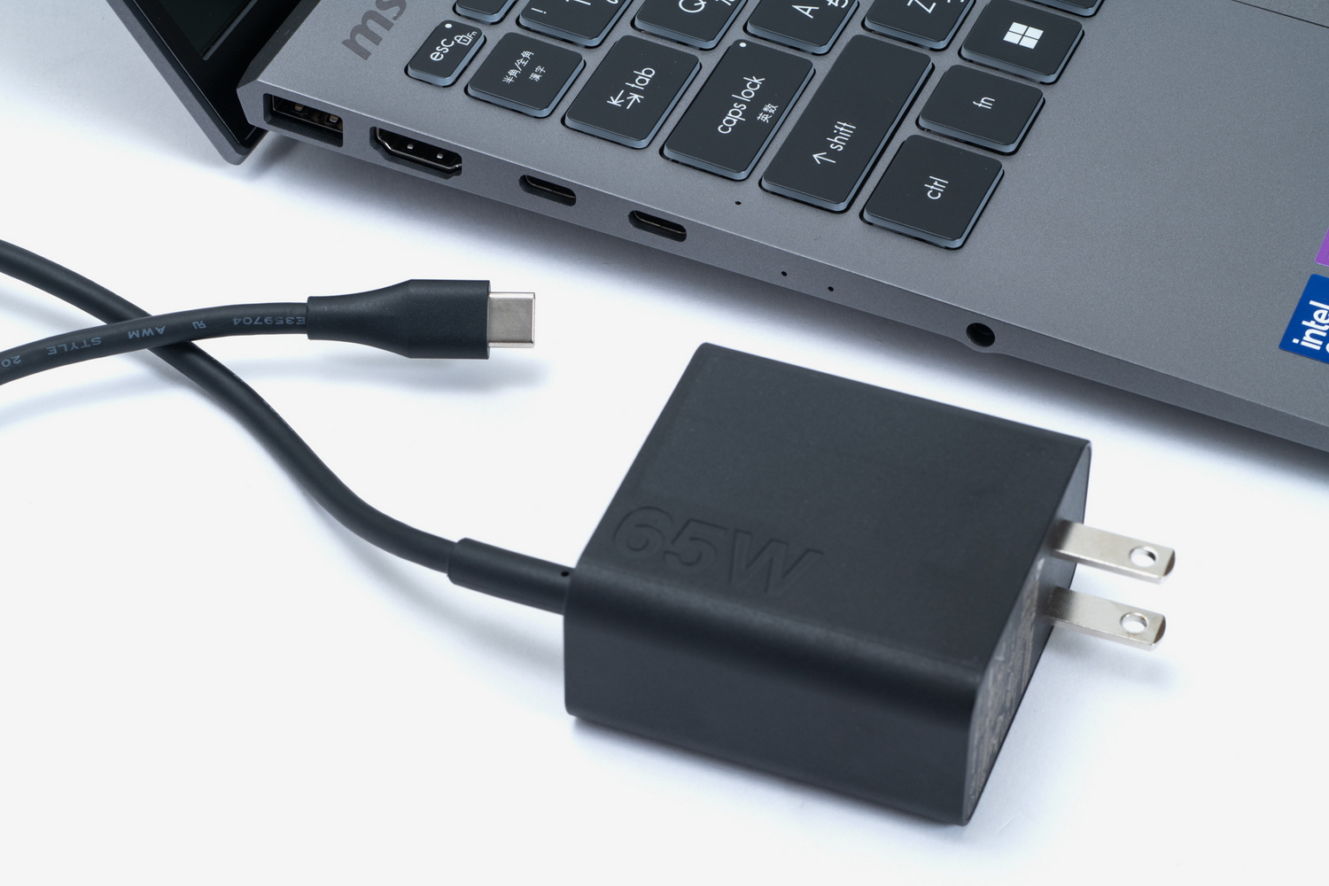 ACアダプターは65W出力でコンパクト。Type-C接続だ
