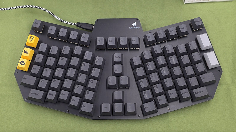 「『自作キーボードといえば』とカラムスタガードで作ってみたものの、自分が馴染めなかったのでカラムスタガード版も作った」という愛好家サークルらしい経緯