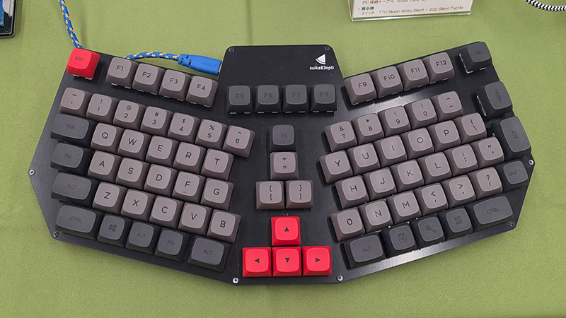 「『自作キーボードといえば』とカラムスタガードで作ってみたものの、自分が馴染めなかったのでカラムスタガード版も作った」という愛好家サークルらしい経緯