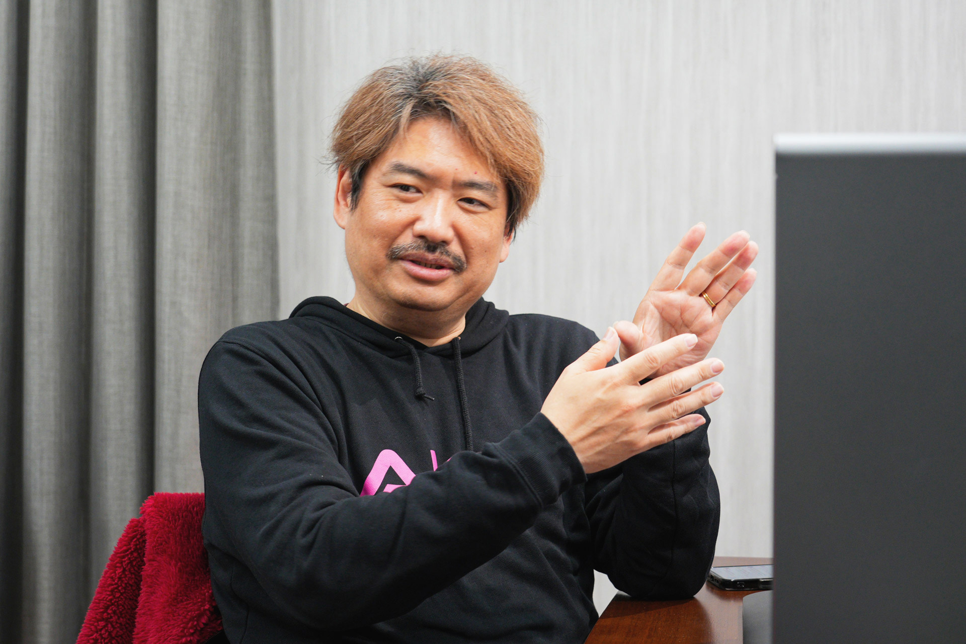 AIクリエイターの白井暁彦氏。今回ストレージの性能がどうAIの処理に影響するのか実演してもらい、AI用途におけるストレージの選び方を聞いてみた