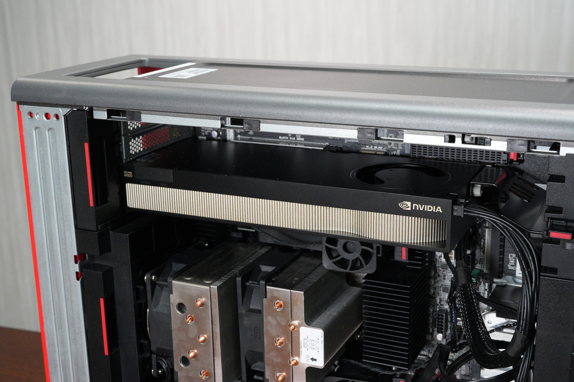 VRAMを96GB搭載するNVIDIA RTX PRO 6000 Blackwell Max-Q Workstation Editionを搭載