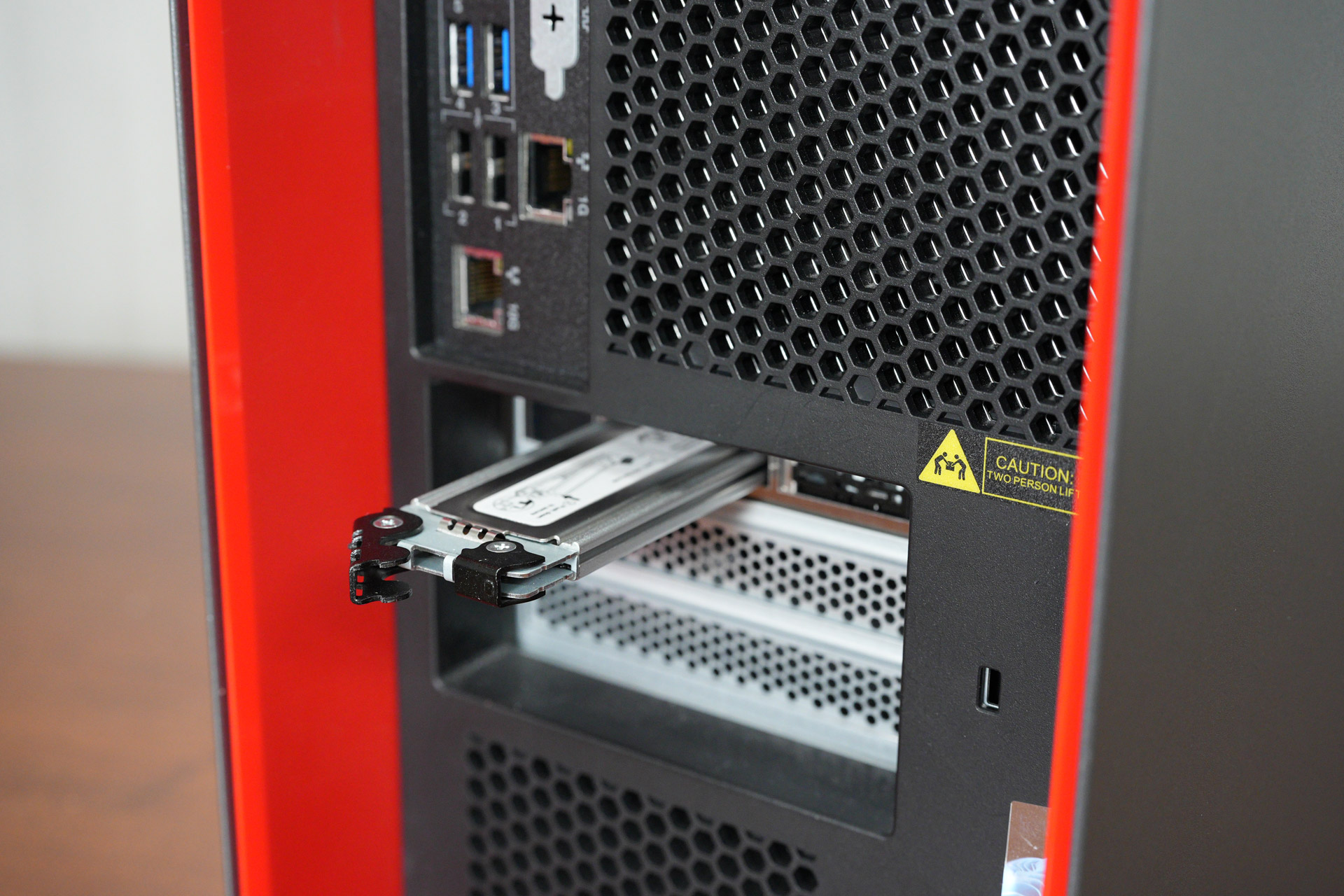 ホットプラグ対応ではないが脱着・交換が容易