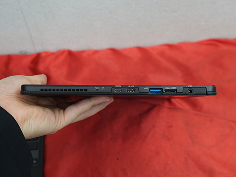第8世代Core搭載の13.3インチWindowsタブレット「ARROWS Tab Q739/AE