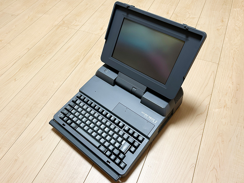 今となっては珍しい、オレンジ色のプラズマディスプレイが特徴のラップトップパソコンです。全体的に角を落としてアールを効かせたデザインを採用していますが、蓋を開けたときのシルエットは当時としてもかなり格好良い部類だったかと思います。