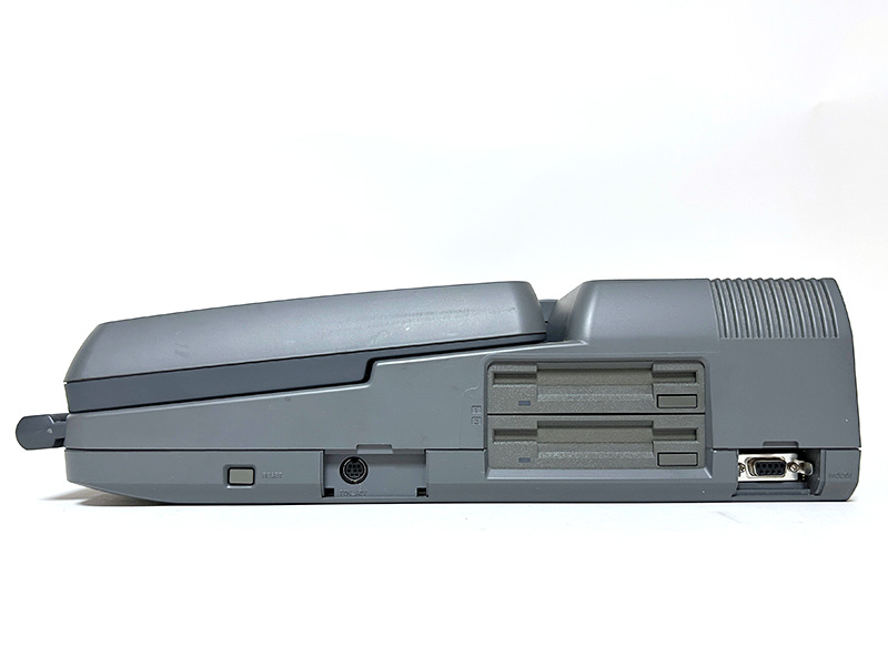 右側面は左からリセットボタン、テンキー増設コネクタ、FDD2基、マウスポートと並んでいて、左側面にはB4670II用のコネクタと電源コード差し込み口、電源スイッチ、ボリュームつまみ、明るさ調整つまみ、ディップスイッチがありました。