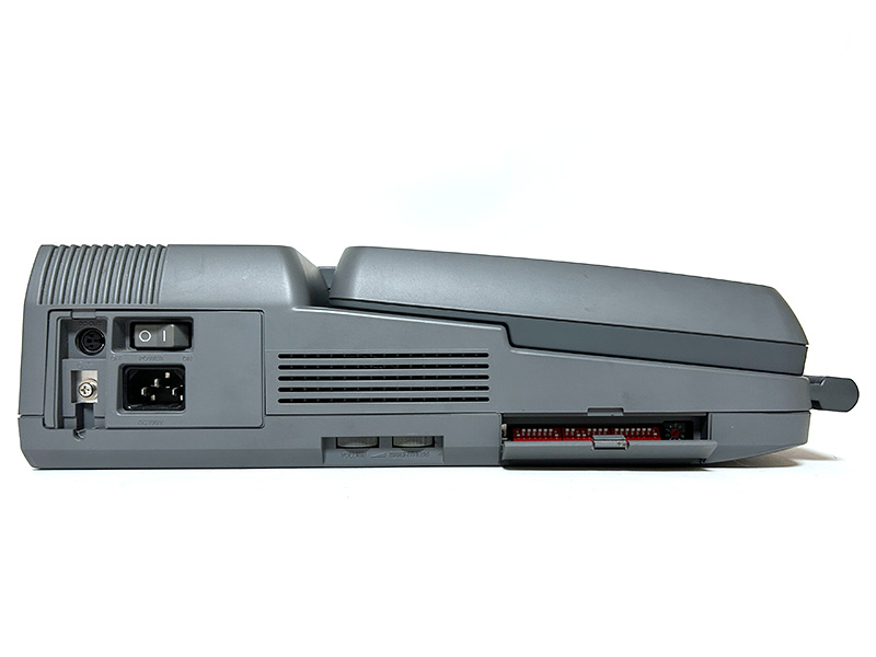 右側面は左からリセットボタン、テンキー増設コネクタ、FDD2基、マウスポートと並んでいて、左側面にはB4670II用のコネクタと電源コード差し込み口、電源スイッチ、ボリュームつまみ、明るさ調整つまみ、ディップスイッチがありました。