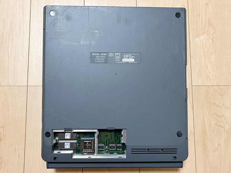 本体背面は左からプリンタポート、RS-232Cコネクタ、アナログRGB端子、拡張ポートと並んでいます。底面部分には数値データコプロセッサを実装するための場所が用意されていました。