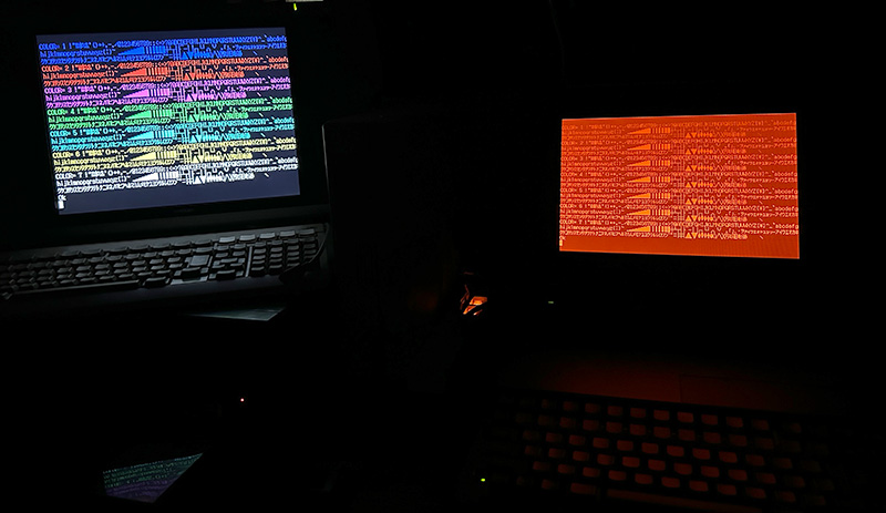 プラズマディスプレイに映した画面の接写と、カラーモニタにミラーリングしての比較写真です。後者はややコントラストが高めに映っていて、実際の画面はもう少し暗めです。