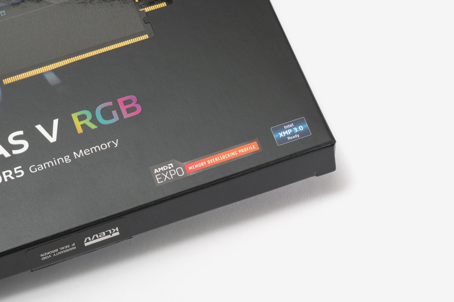 CRAS V RGBのパッケージ。AMD EXPOおよびIntel XMP 3.0に対応していることを示すロゴが記載されている