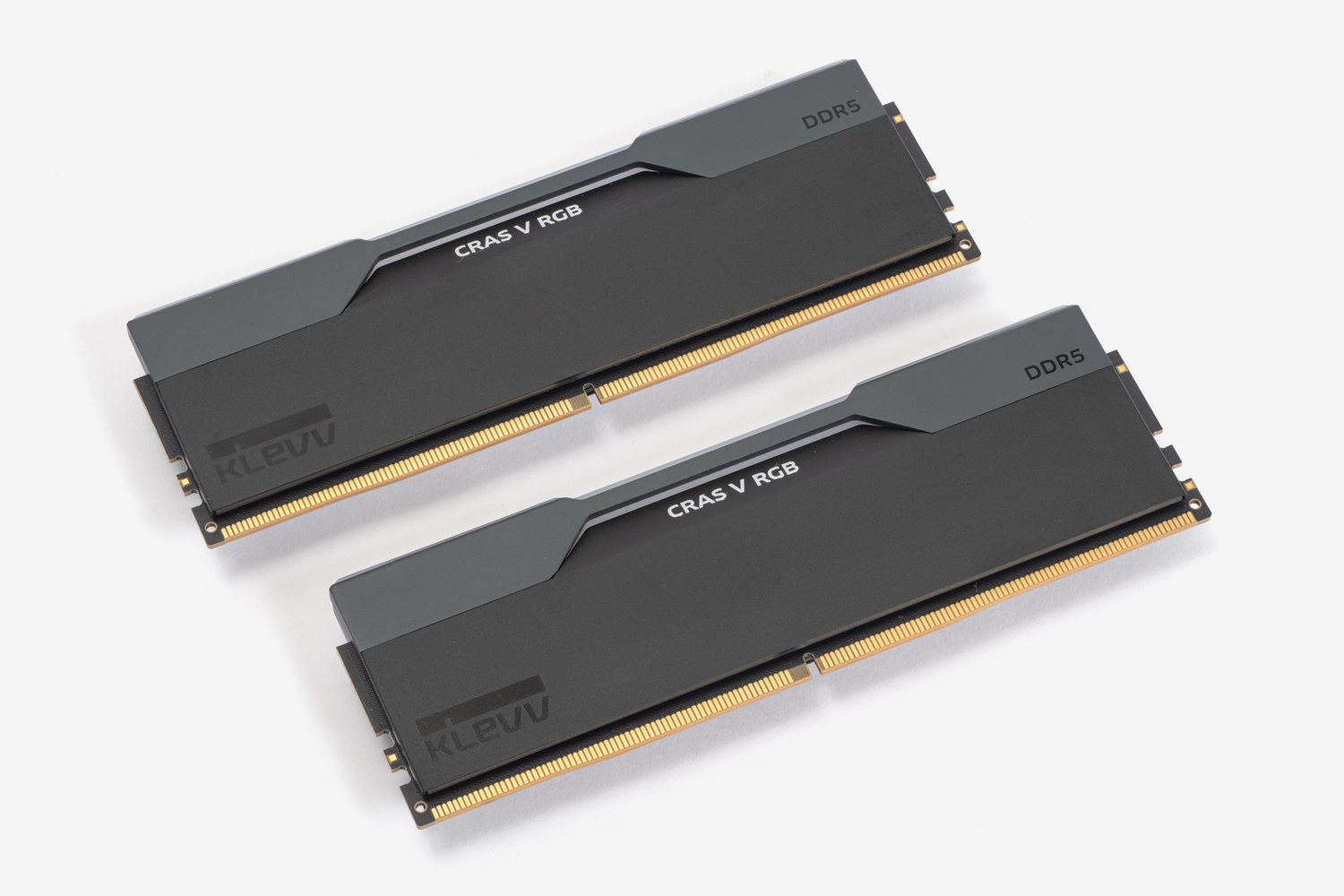 ゲーミングOCメモリの「KLEVV CRAS V RGB」。KD5AGUA80-60A300GはDDR5-6000で16GB×2枚セットのモデルだ