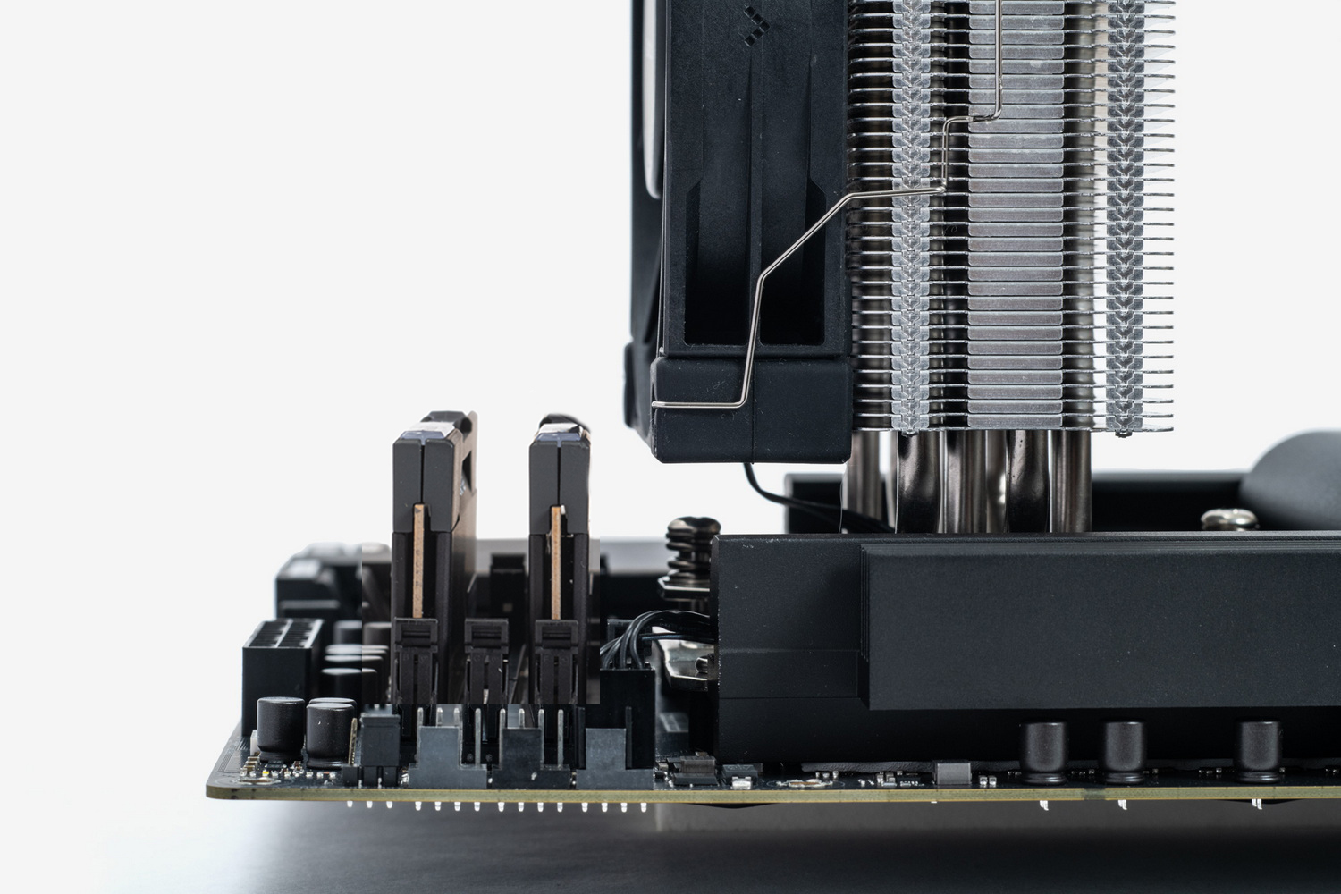 DeepCool「AK400」と組み合わせた例。3,000～4,000円程度で「安いけどかなり冷える」と言われるサイドフロークーラーはこのくらいのサイズのものが多く、メモリにクーラーがかぶらない設計が一般的ではあるが、サイズ感比較の参考としていただきたい