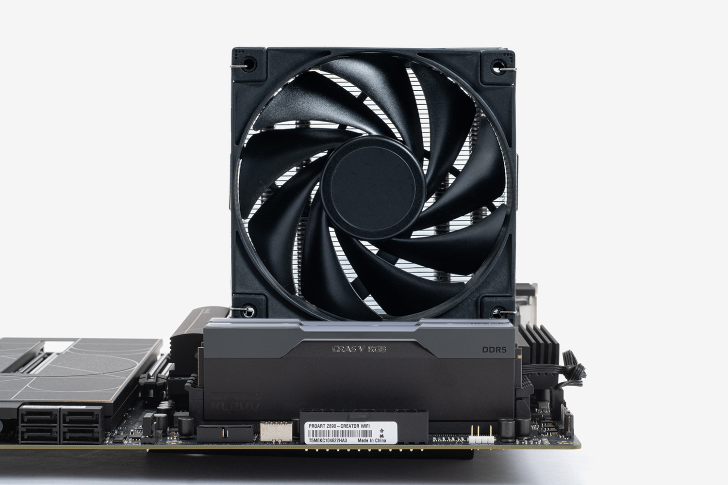 DeepCool「AK400」と組み合わせた例。3,000～4,000円程度で「安いけどかなり冷える」と言われるサイドフロークーラーはこのくらいのサイズのものが多く、メモリにクーラーがかぶらない設計が一般的ではあるが、サイズ感比較の参考としていただきたい