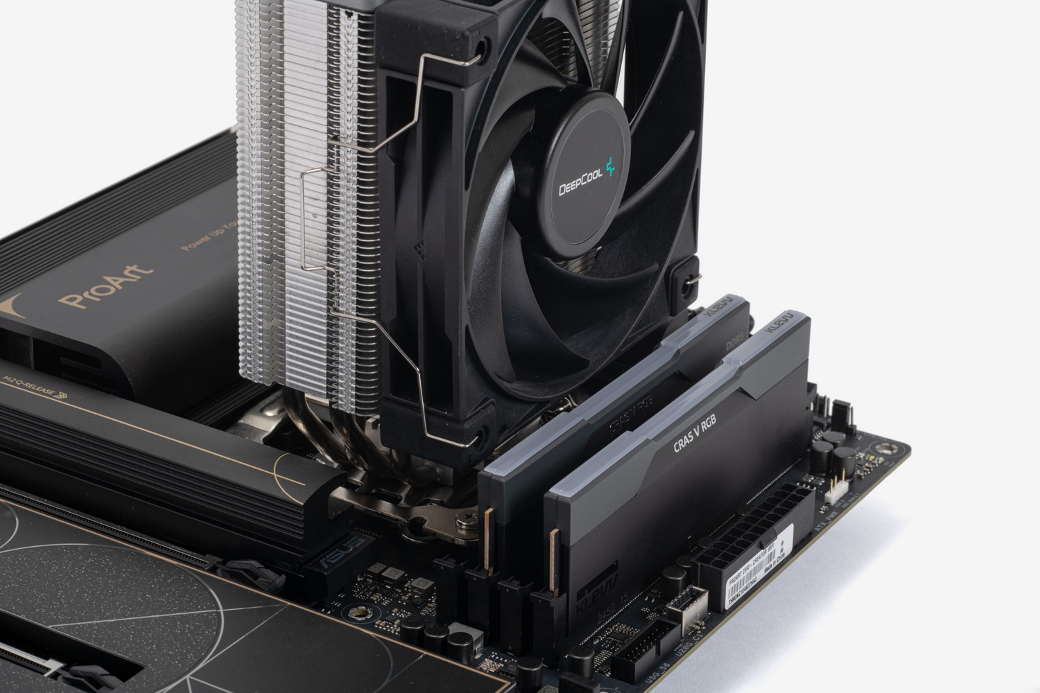 DeepCool「AK400」と組み合わせた例。3,000～4,000円程度で「安いけどかなり冷える」と言われるサイドフロークーラーはこのくらいのサイズのものが多く、メモリにクーラーがかぶらない設計が一般的ではあるが、サイズ感比較の参考としていただきたい