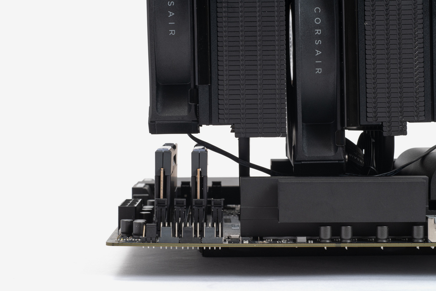 CORSAIR「A115」と組み合わせた例。ちょっとした水冷クーラー並みに冷える高性能かつ大型のクーラー(特にデュアルファンのもの)では、メモリにクーラーがかぶってくるため、高さ44mmのモジュールでもクーラー側の調整が必要になる場合がある