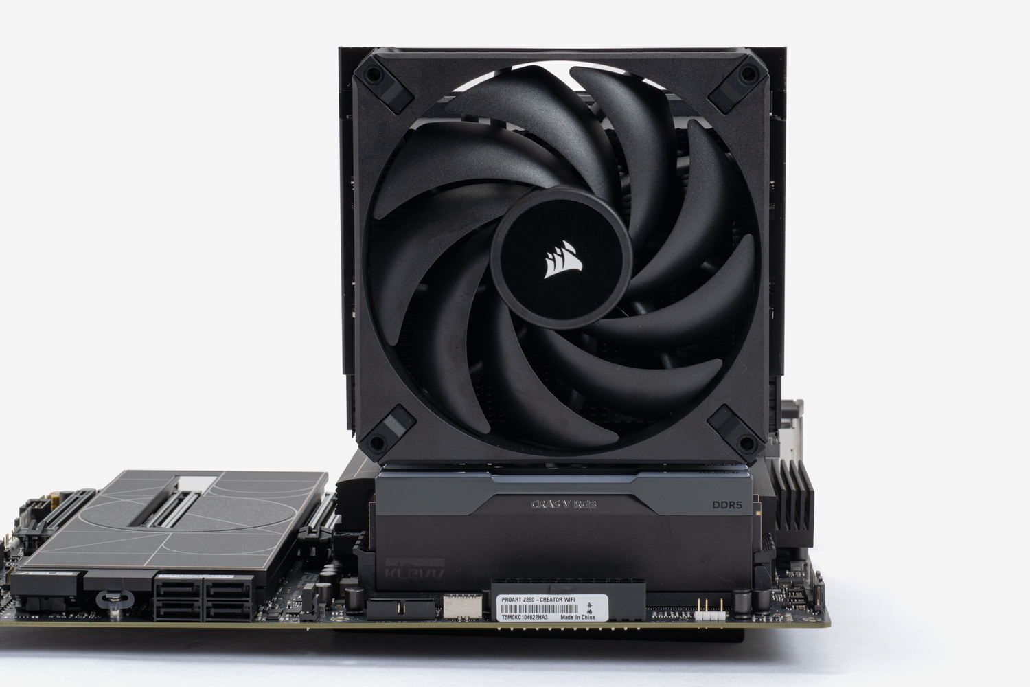 CORSAIR「A115」と組み合わせた例。ちょっとした水冷クーラー並みに冷える高性能かつ大型のクーラー(特にデュアルファンのもの)では、メモリにクーラーがかぶってくるため、高さ44mmのモジュールでもクーラー側の調整が必要になる場合がある