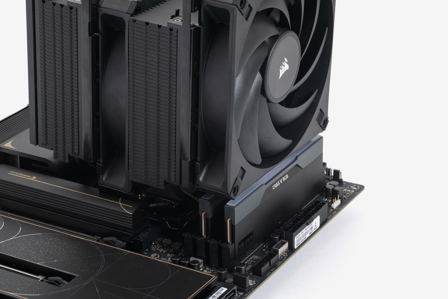 CORSAIR「A115」と組み合わせた例。ちょっとした水冷クーラー並みに冷える高性能かつ大型のクーラー(特にデュアルファンのもの)では、メモリにクーラーがかぶってくるため、高さ44mmのモジュールでもクーラー側の調整が必要になる場合がある