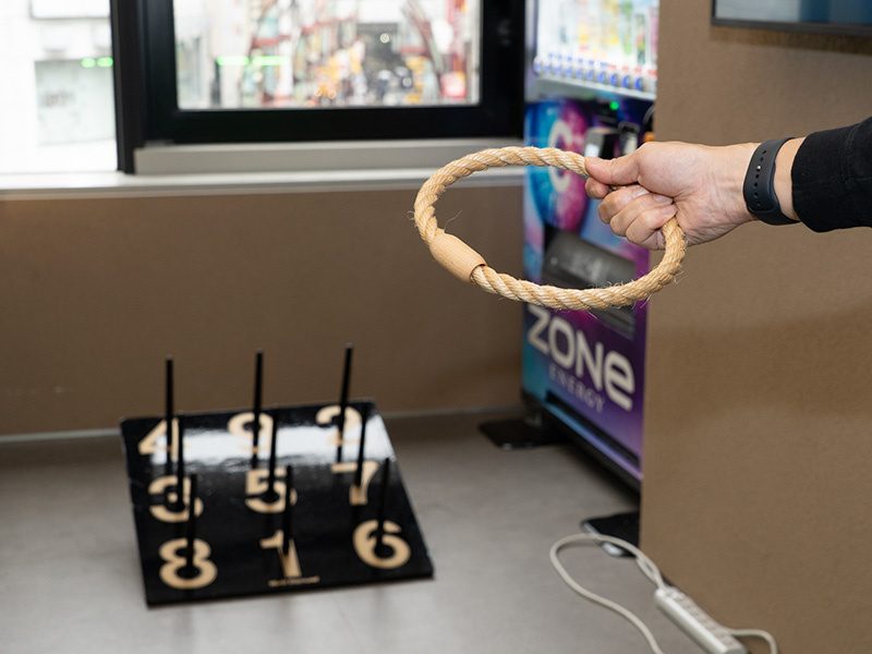 ノベルティがもらえる輪投げアトラクションも実施。プリント基板風の定規が人気だった