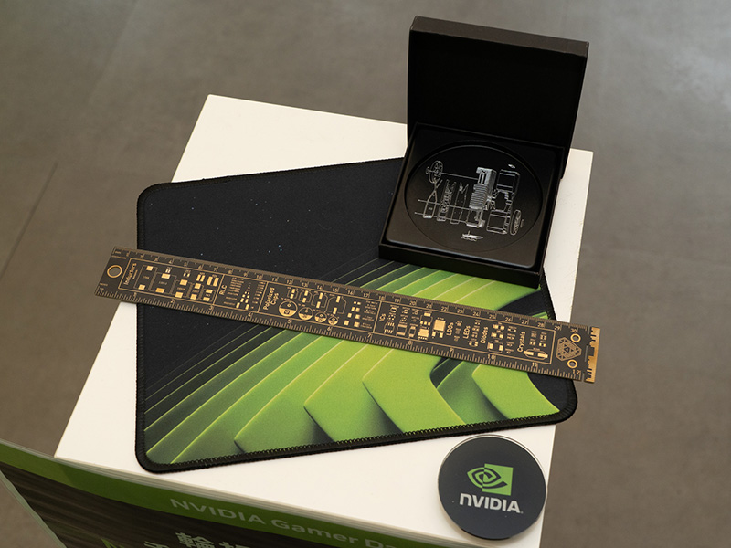 ノベルティがもらえる輪投げアトラクションも実施。プリント基板風の定規が人気だった