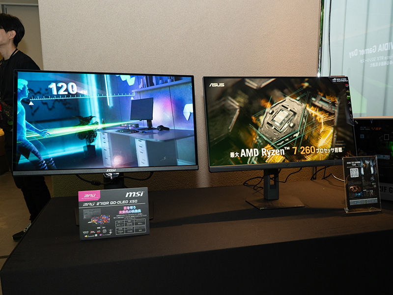 MSI 271QR QD-OLED X50（左）とASUS TUF GAMING T500（右）