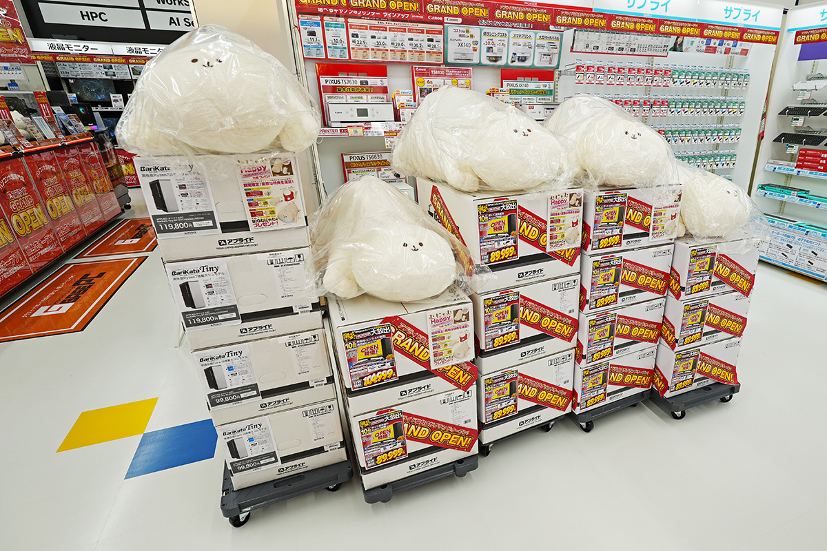 特価品のPCはいたるところに積まれていた