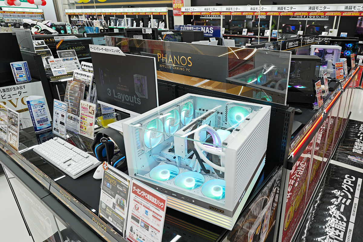 こちらは白を基調としたゲーミングPC、ゲーミングPCだけでかなりの数が展示されていた