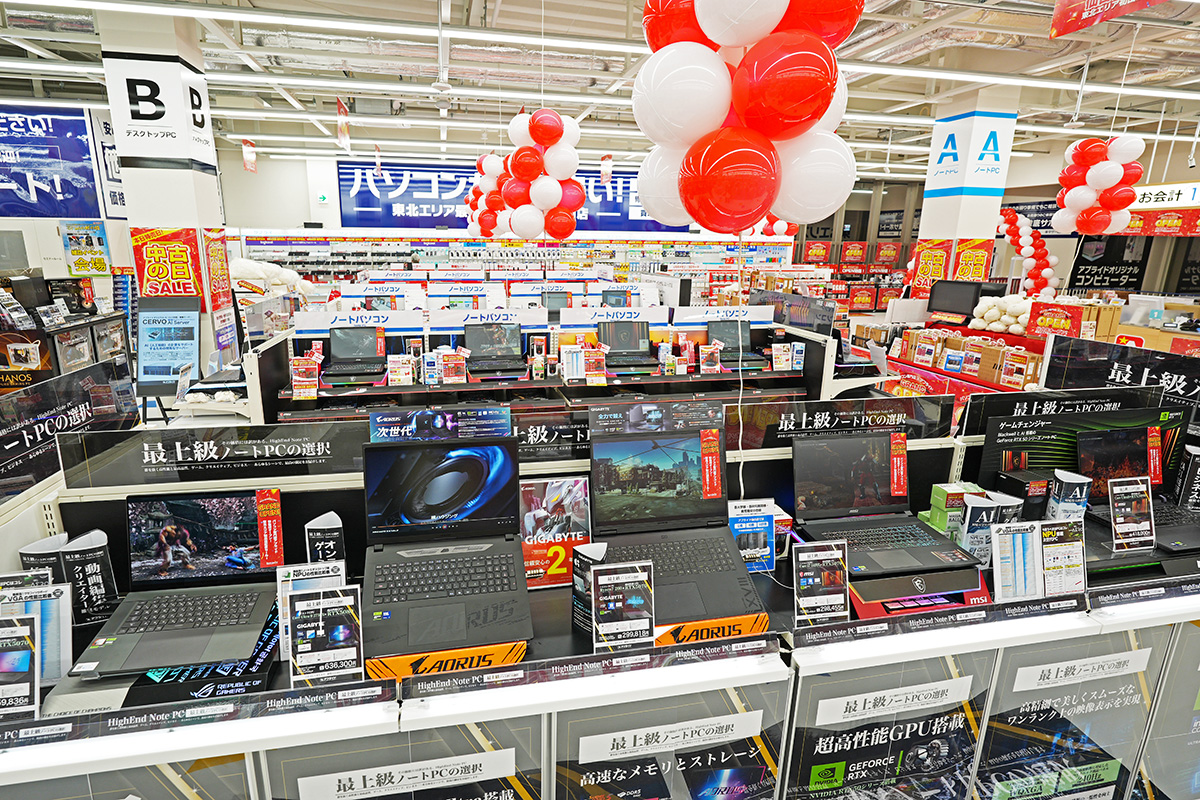 ノートPCがずらっと奥まで並ぶ