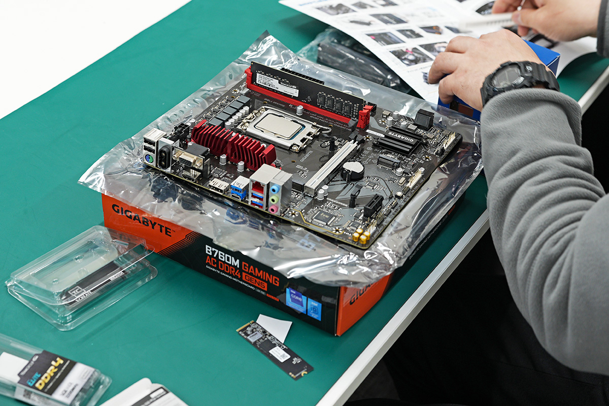 ガイドの内容を確認しながら組み立てを進めていく