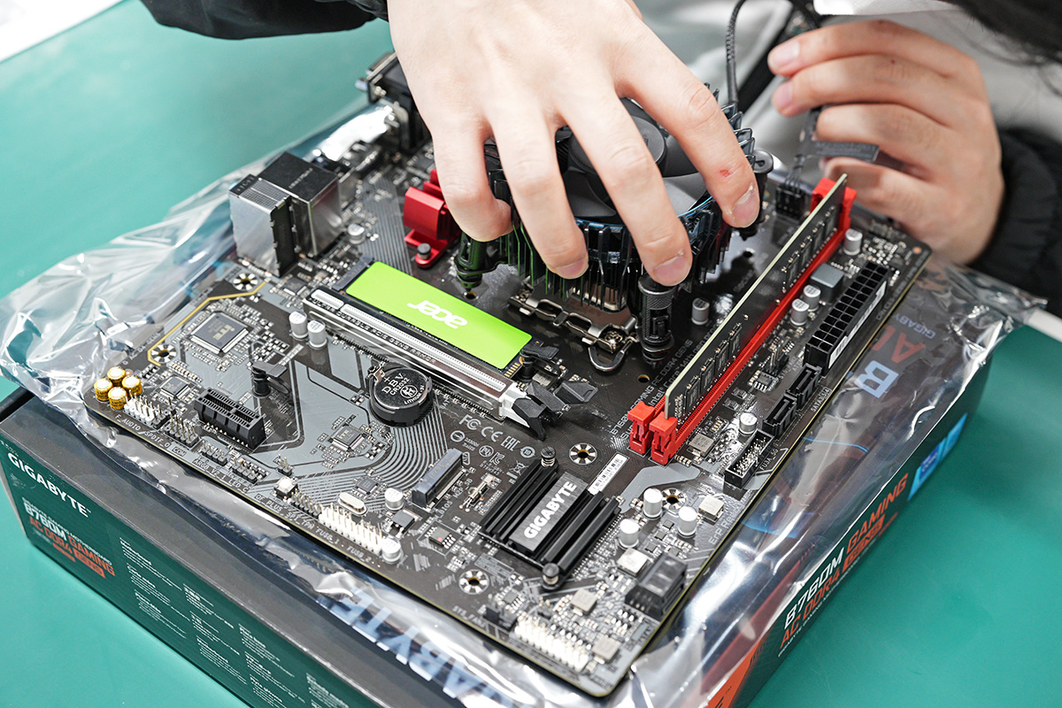 パーツの取り付けは慣れていない人には新鮮さが感じられる作業だろう