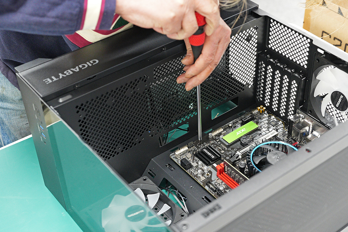 ケースへの取り付けもどの部分を固定するのかなど解説を行いつつ進行していた