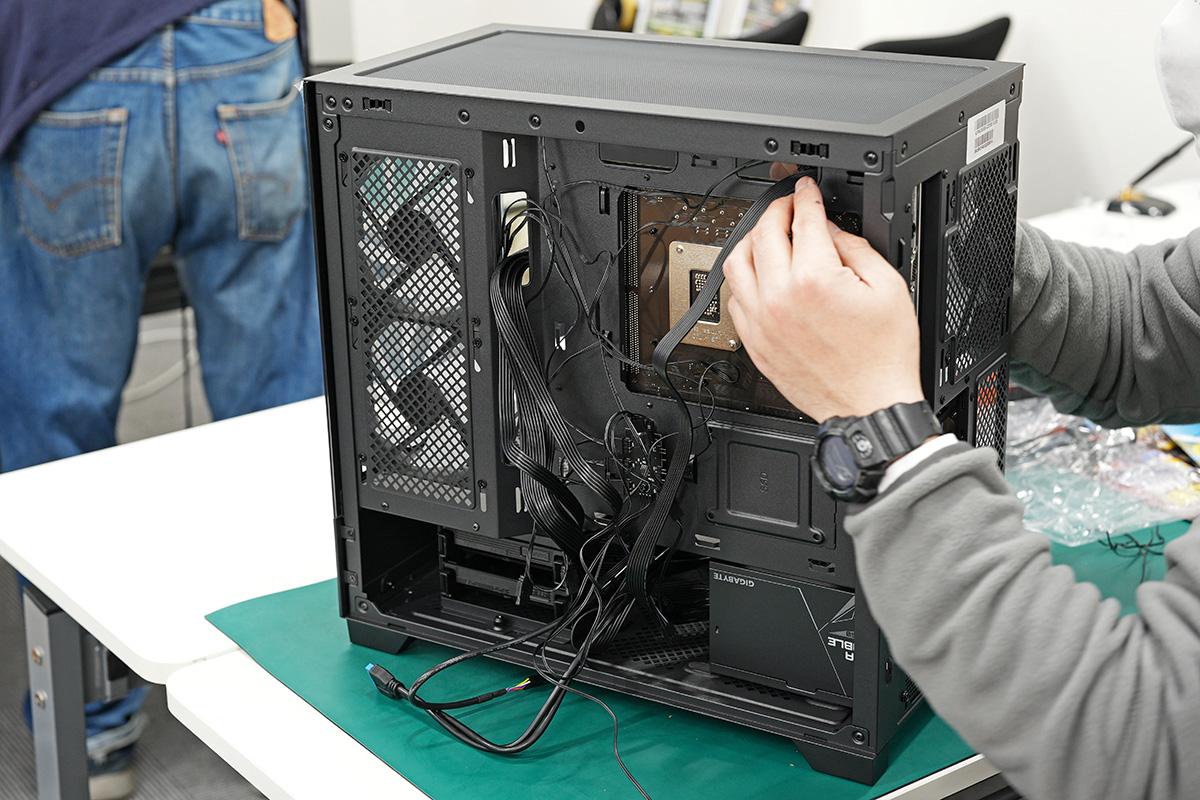 配線も自作PCの醍醐味、配線が済んだのちにより美しくしたいと再配線している参加者もいた