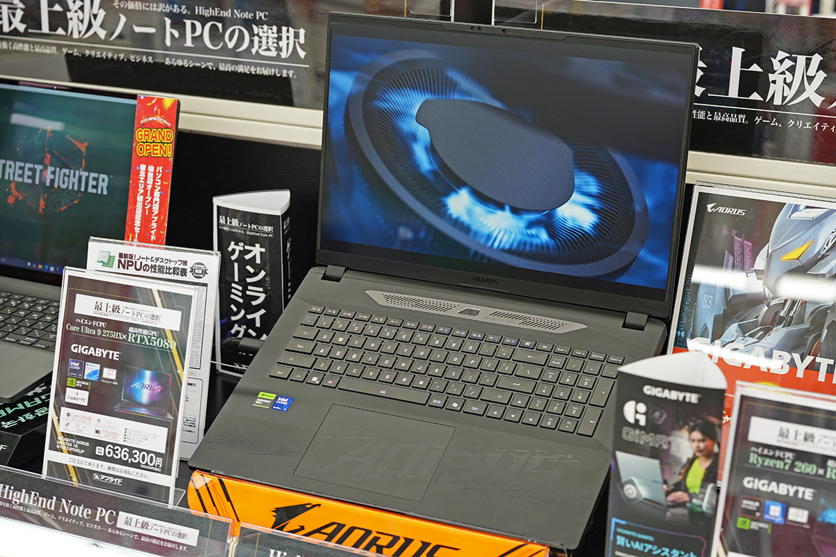 ハイエンドクラスのノートPCの実機も展示されていた
