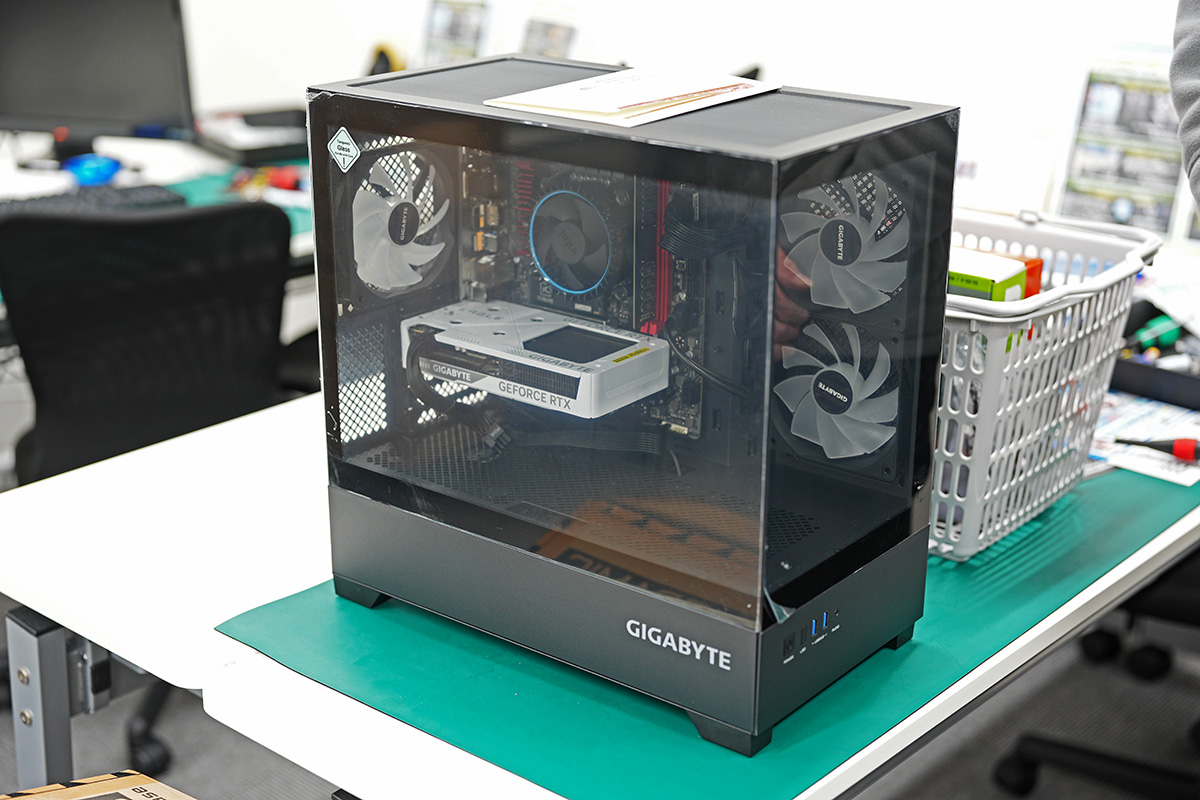 正常動作したPCはパネルなどを装着して再度箱に梱包