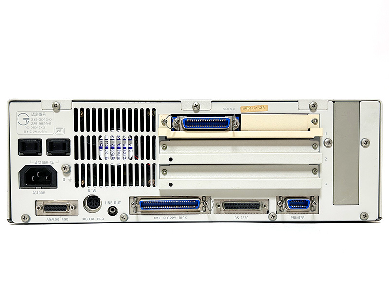 背面は左から、サービスコンセント、アナログRGB端子、デジタルRGB端子、LINEOUT端子、増設FDD接続端子、RS-232Cコネクタ、プリンタポート、ハードディスク内蔵スペースとなっています。