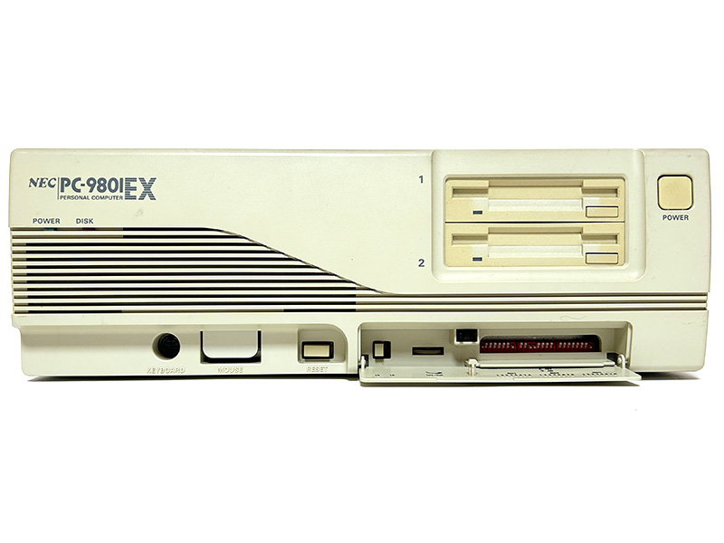 本体前面は左からキーボード接続コネクタ、マウス端子、リセットボタン、フタを開けるとクロック切換スイッチ、ボリュームコントロール、3連ディップスイッチ、右上に電源ボタンとなっています。