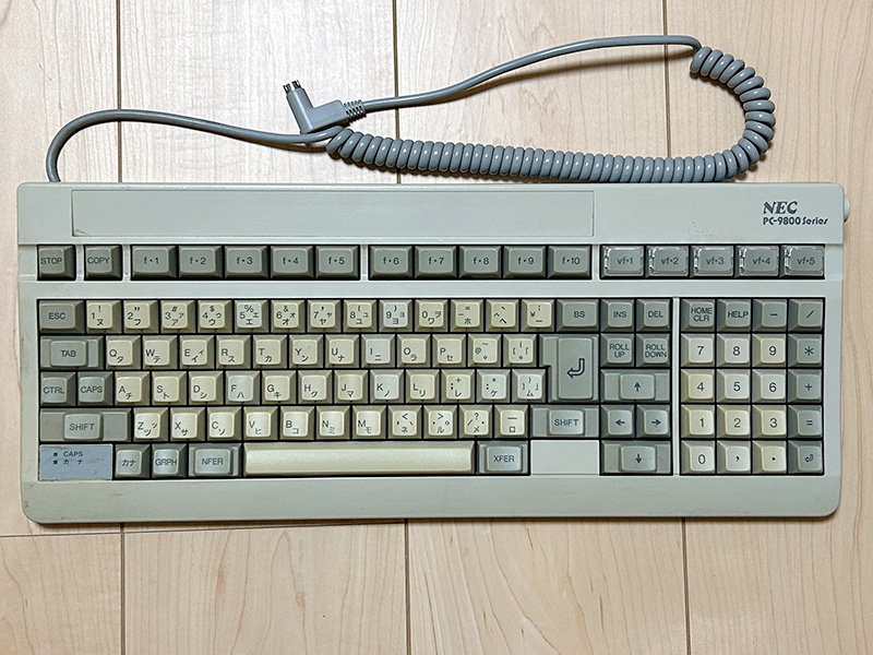 キーボードの接続端子形状は変わりませんが、右上のロゴが新しくなりました。クリック感は、人によって大きく好みが分かれそうです。