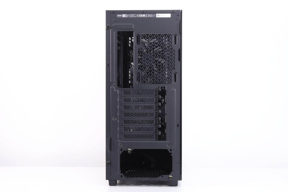 背面。120mmファンを搭載可能なファンマウントを備え、拡張スロットのカバーに通気口を設けている