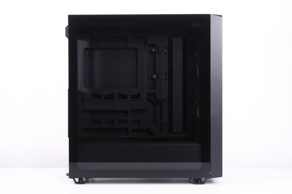 左側面。ライトスモーク仕様の強化ガラスパネルを備えており、内部に搭載したPCパーツのビジュアルを楽しめる