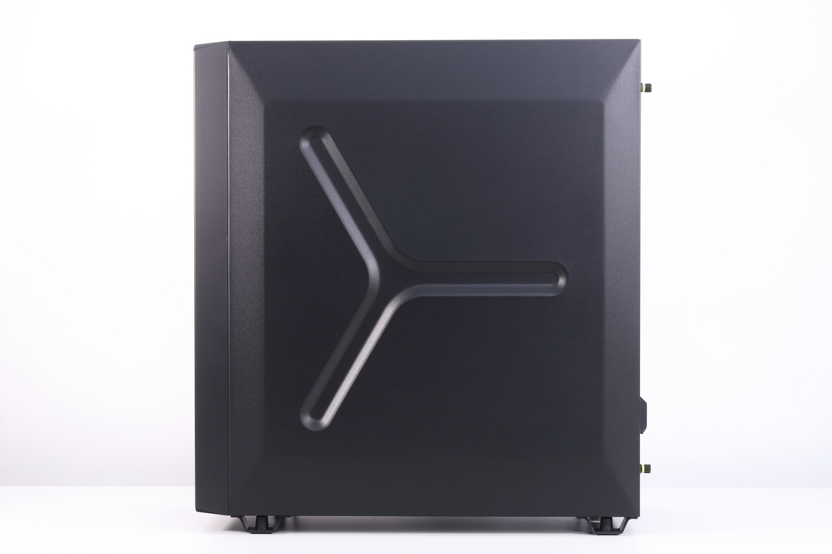 右側面。背面配線に対応するために膨らみのある金属板を採用。中央部にはY字状の模様がエンボス加工されている