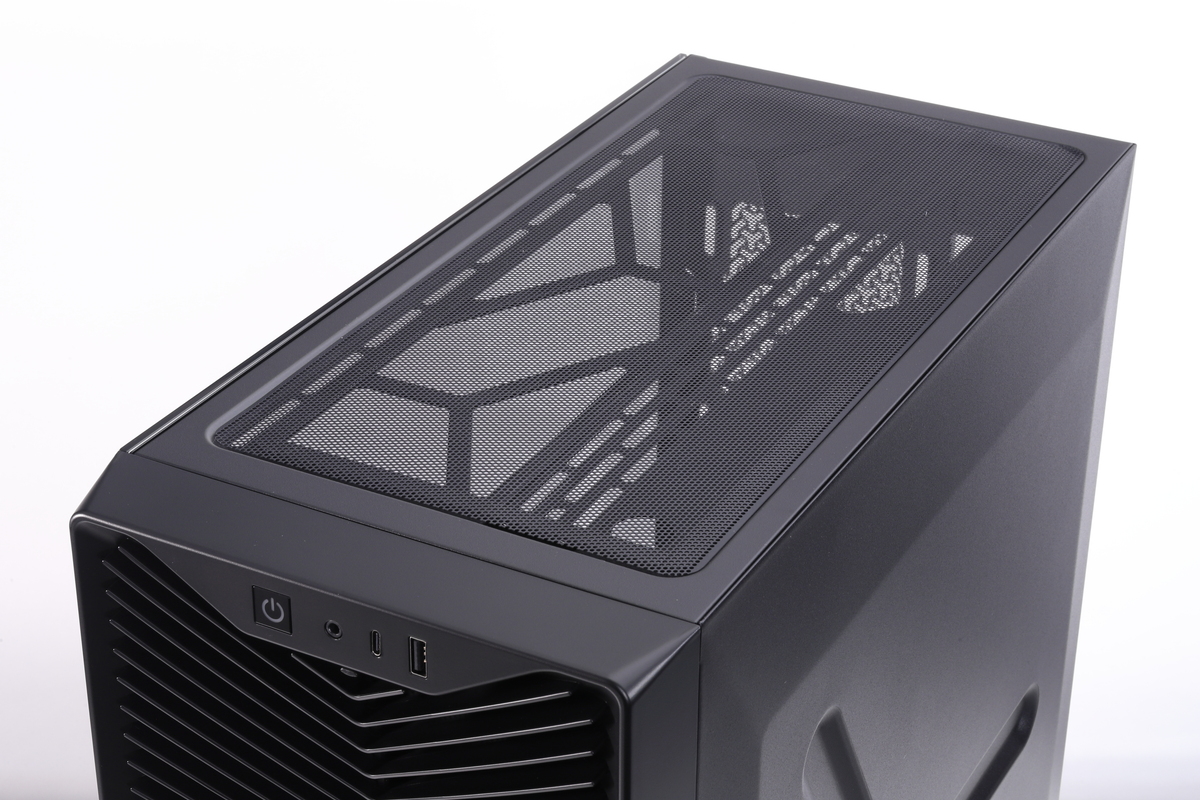 天板。360mm水冷クーラーを搭載可能な開口部をマグネット着脱式のダストフィルターで覆っている