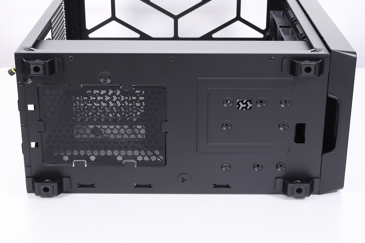 底面。4隅にゴム足付きのインシュレーターを備え、電源ユニットの吸気部分にはダストフィルターを装備している