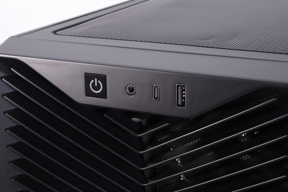 前面上部のフロントパネルインターフェイス。電源スイッチ、音声入出力コンボジャック、USB 3.2 Gen 2x2対応Type-C、USB 2.0