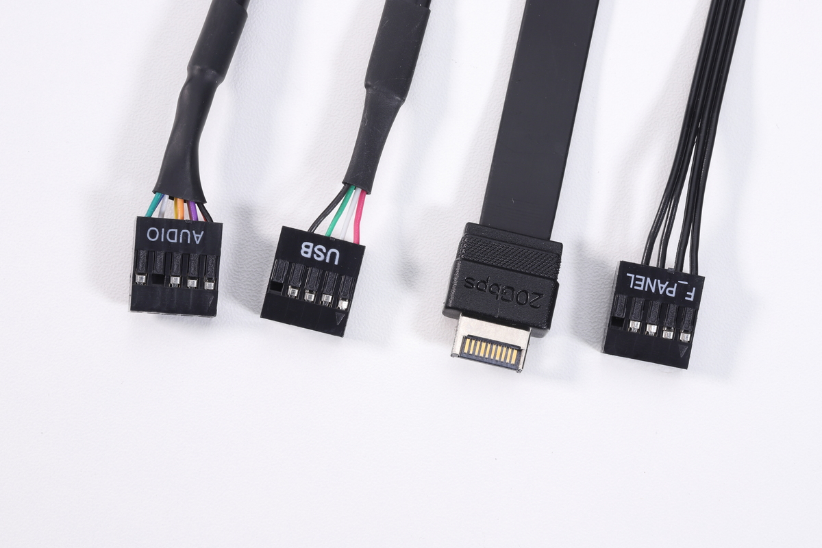 フロントパネルインターフェイス用のケーブル。モダンなPCケースらしく、電源スイッチおよびインジケーターLEDが10-1ピンコネクタ(F_PANEL)にまとめられている