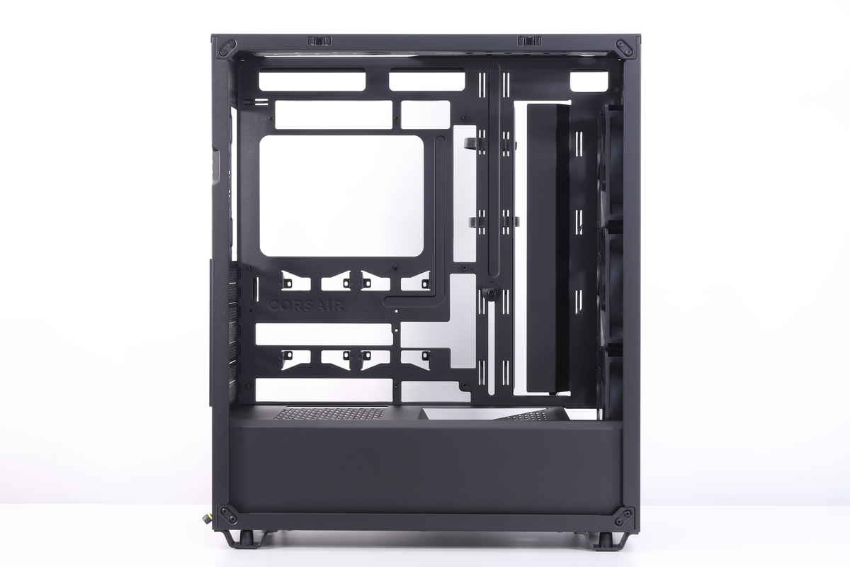 ケース左側面内部。マザーボードを搭載するパネルは背面コネクタ採用マザーボード向けの配線穴が設けられている