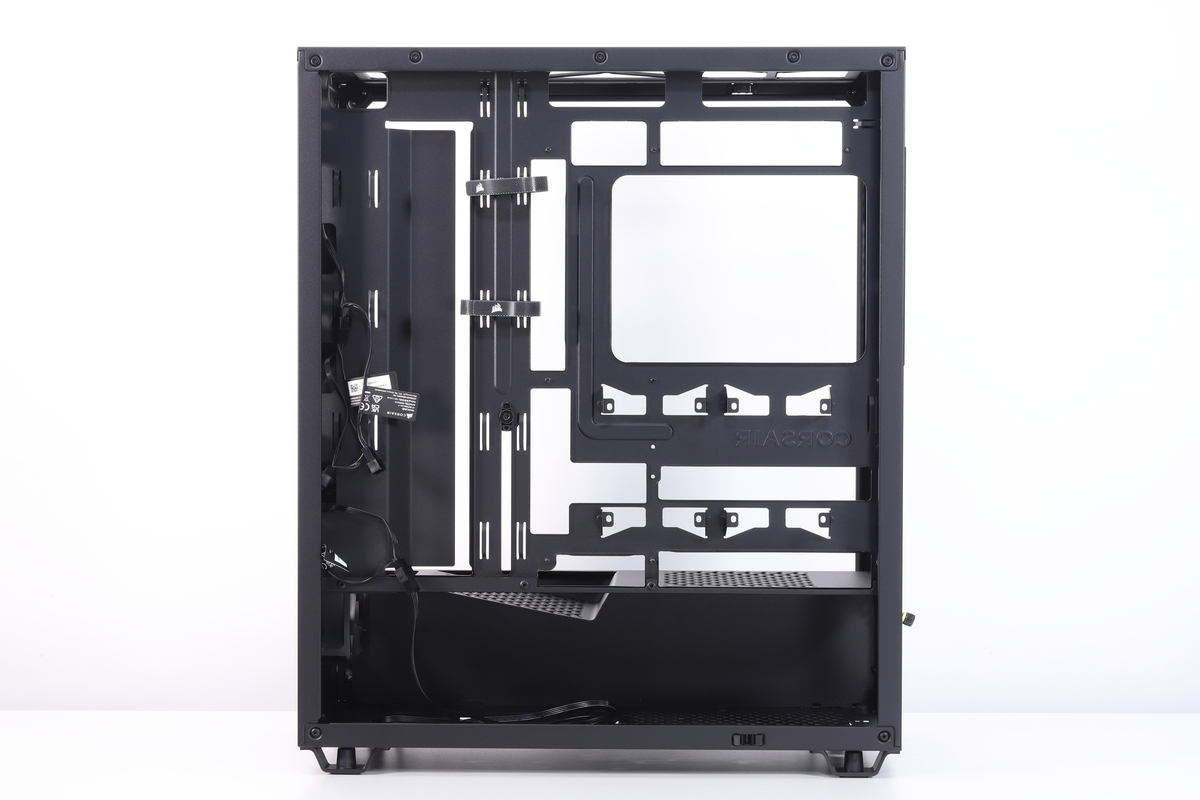 ケース右側面内部。配線は基本的にこちら側で行う設計となっており、電源ユニットなどもこちら側から搭載する