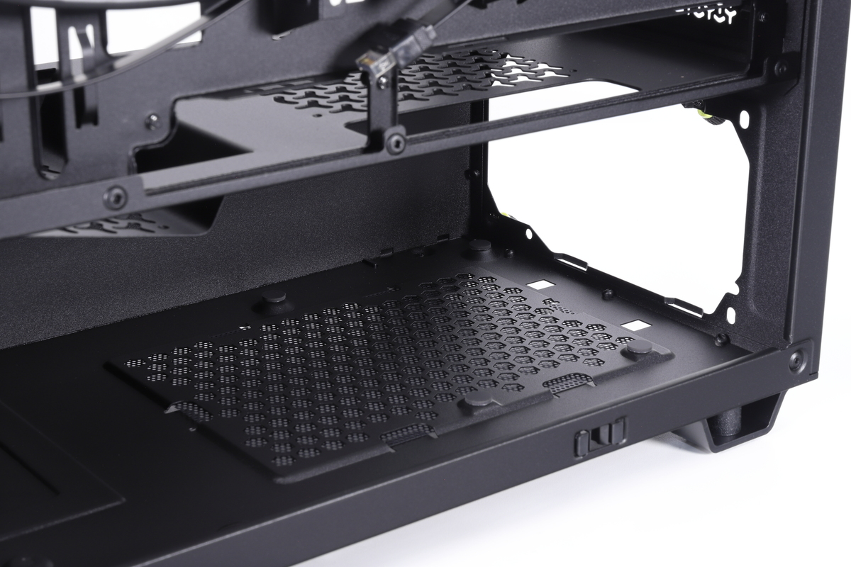 180mm長までのATX電源を搭載可能。CORSAIRの側面コネクタ電源であるRMx SHIFT シリーズにも対応している